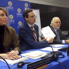 El secretario general de la Comisión Interamericana de Derechos Humanos, Paulo Abrão, segundo desde la izquierda, muestra una copia de un reporte sobre derechos humanos en Venezuela, en Washington, el lunes 12 de febrero de 2018. (AP Foto/Luis Alonso Lugo)
