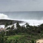 Enormes olas azotan Puerto Rico; el mar inunda calles