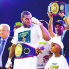 Félix -Mangú- Valera celebra luego de convertirse en campeón latino