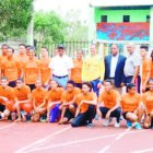 El ministro de Deportes, Danilo Díaz, junto a la delegación de atletismo de Mo ca.