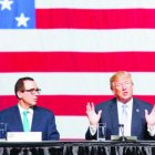 El secretario del Tesoro, Steve Mnuchin, junto a Donald Trump.