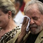 (FILES) In this file photo taken on March 16, 2018 Brazilian former president Luiz Inacio Lula da Silva (R) next to Brazilian senator and president of the Workers Party (PT) Gleisi Hoffmann during the launching of the book A Verdade Vencerá: O Povo Sabe Por Que Me Condenam (The truth will overcome: The people know why they condemn me) in Sao Paulo, Brazil. Brazil's Supreme Court on Thursday, April 5, 2018 rejected former president Luiz Inacio Lula da Silva's bid to delay a 12 year prison sentence for corruption, a ruling that could upend presidential elections in Latin America's biggest country. The 6-5 ruling means that Lula -- who was Brazil's most popular leader on record and is the frontrunner ahead of the October 7 polls -- could be arrested within days.
 / AFP / NELSON ALMEIDA