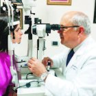 El doctor Juan F. Batlle chequea a una de sus pacientes