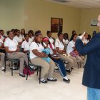 El doctor Lizardi de la Cruz conversando con los estudiantes sobre la importancia de respetar las leyes de tránsito.