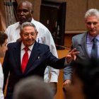 Díaz-Canel y Raúl Castro, en primera fila de la sala/AP