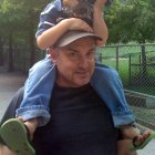 Riley pasea a su sobrino sobre los hombros en el zoo High Park de Toronto, Canadá. Jon desapareció en 2013 durante un viaje a Toronto pero no hubo pistas sobre su paradero hasta la detención, en 2018, del presunto asesino en serie Bruce McArthur, que ha sido acusado de seis muertes. El caso de Jon Riley sigue abierto. (Judi Riley via AP)