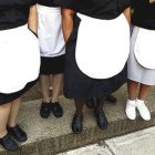 En República Dominicana es usual vera empleadas domésticas con uniformes en las calles y plazas. 
