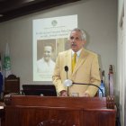 Miguel De CampsJiménez, historiador e investigador, negó que José Francisco Peña Gómez, fenecido líder del Partido Revolucionario Dominicano, se haya asilado en la embajada de México en el contexto de la guerra de abril de 1965.
Al dictar la conferencia “El asilo de José Francisco Peña Gómez en 1965: ¿verdad o mentira?,” en la Academia Dominicana de la Historia, De Camps  refutó la versión publicadapor el académico ítalo-norteamericano Piero Gleijeses, en el libro “La crisis dominicana”,  que han repetido algunos historiadores. 
Dijo que en una ocasión le preguntó a Gleijeses de dónde había sacado la información y que este le respondió que la había obtenido “de ese extraordinario libro de John B. Martin, 'El destino dominicano'”. 
Acerca del libro mencionado, De Camps enfatizó: “Todos sabemos que ese libro, el de Martin, es un almacén de mentiras”.
Además, dijo: “Otros historiadores han recurrido a la misma fuente, sin detenerse a cuestionarla como manda la labor del historiador. Quien hoy les habla, en búsqueda de obtener pistas que avalen o desmientan el referido asilo, ha realizado varias visitas a la Ciudad de México para revisar la documentación diplomática de la época sin que hasta ahora haya obtenido ningún resultado, es decir no han aparecido hasta ahora, repito, los documentos que hablen del asilo de Peña Gómez en 1965”.
Luego de declararse fanático de Peña Gómez, De Camps Jiménez señaló que “el supuesto asilo de José Francisco Peña Gómez no es más que una información falsa, injuriosa y carente de base legal”.
Documentos de Peña Gómez
De Camps Jiménezreveló  que en 1998, meses antes de fallecer de cáncer, Peña Gómez le entregó en su residencia de Cambita,  San Cristóbal, un voluminoso paquete de impresos, para que escribiera un libro sobre él y lo publicara después de su muerte, porque no quería enterarse de que alguien se sintiera ofendido por lo que dijo.
“Con esta compilación que te entrego la historia deberá recordarme no sólo como orador político, sino como el único relator de una buena parte de la historia política de nuestro país de la muerte de Trujillo”, dijo  De Camps que le expresó Peña Gómez.
Agregó que PeñaGómez leentregó  todas las alocuciones, cartas y artículos periodísticos escritos por él a partir del golpe de Estado que derrocó a Juan Bosch en 1963. 
Aseguró que en los legajos se encontraban sus constantes charlas en “Tribuna Democrática”, en el programa radial “Combate”, y los escritos publicados en los periódicos “El Caribe” y “Listín Diario”, agrupados en un documento básico para la reconstrucción histórica del país. 
“Para José Francisco Peña Gómez redactar las proclamas que leía al pueblo dominicano a través del programa radial 'Tribuna Democrática' y de otro programa que salió al aire con el nombre de 'Combate', se revestía de una coraza, de una voluntad que redoblaba la fuerza de su espíritu. Por esa razón, y por la energía que imprimió en todos los actos de su vida, es que se pudieron reunir estas alocuciones y documentos los cuales presentaremos a ustedes en forma de libro”, añadió.
Indicó que en los documentos entregados  por  Peña Gómez  figurabanunas notas no corregidas que decían: “Esta obra contiene una parte de los escritos, comunicados y   documentos con los que nosotros y el Partido Revolucionario Dominicano combatimos el golpe de Estado (1963) desde la misma madrugada del 25 de septiembre, cuando las Fuerzas armadas y la Policía Nacional de la época, con el estímulo de los políticos adversarios del Jefe del Estado, profesor Juan Bosch se lanzaron a la trágica aventura cuartelaria que puso fin a la democracia que el pueblo se dio con las elecciones del 20 de diciembre de 1962”.
Aseguró que en las notas también peña Gómez expresaba: “La inestabilidad política que sobrevivió el país a partir de la caída del Gobierno democrático del profesor Juan Bosch y las persecuciones frecuentes que soportamos desde ese infausto momento, no nos permitió organizar nuestros archivos personales y conservar valiosos documentos que habrían enriquecido esta colección”.
Al inicio de su disertación De Camps fue presentado por Mu-KienSang Ben, presidenta de la Academia Dominicana de la Historia.
La conferencia de De Camps Jiménez, historiador, fundador de Editora Manatíy director del Museo de Historia y Geografía, forma parte del ciclo de actividades organizado por la Academia Dominicana de la Historia.

