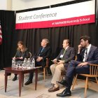 Paliza habla a estudiantes de Harvard.