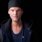 ARCHIVO – El DJ y productor sueco Avicii posa para un retrato en Nueva York en una fotografía de archivo del 30 de agosto de 2013. Avicii, cuyo nombre verdadero es Tim Bergling, fue encontrado muerto el viernes 20 de abril de 2018, en Mascate, Omán. Tenía 28 años. (Foto Amy Sussman/Invision/AP, archivo)