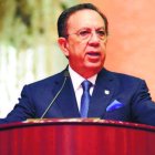 Héctor Valdez Albizú, gobernador del Banco Central y presidente de la Junta M o n e t a ri a