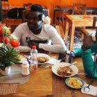 Un grupo de haitianos almuerza en un restaurante de Quilicura.