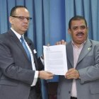 El pais.El presidente de Justicia y Transparencia, doctor Trajano Vidal Potentini, entrega al Senador Adriano Sanchez, el Anteproyecto de ley que elimina la intermediación el los Servicio de Salud.Hoy/Pablo Matos   21-08-2018