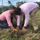 SANTIAGO DE LOS CABALLEROS. -  Con la participación de casi un centenar de empleados de diferentes niveles, el Departamento Aeroportuario participó este fin de semana en una jornada de siembra de árboles en el municipio de San José de Las Matas, de Santiago de los Caballeros. El licenciado Marino A. Collante Gómez junto al exdiputado Wilson Marte, al momento de dejar iniciada la jornada de reforestación.  Hoy/Fuente Externa 7/10/18