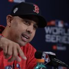 El puertorriqueño Alex Cora, manager de los Medias Rojas de Boston, habla en una conferencia de prensa previa a la Serie Mundial, el lunes 22 de octubre de 2018 (AP Foto/Charles Krupa)