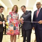 Rostros. Banco billetes. Héctor Valdez Albizu, gobernador del BCRD, corta la cinta para dejar  inaugurada la exposición Monumentos y motivos religiosos en monedas, billetes y sellos dominicanos. Le acompañan  Clarissa de la Rocha de T