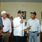 El ministro de Agricultura, Osmar Benítez, entrega 6 MM de pesos a productores de maíz de San Juan de la Maguana por deuda de 15 años.