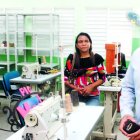 Licenciados Héctor Santana Nolasco, director del Politécnico, y Ramona Ramos, subdirectora, muestran el taller de diseño de modas