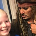 Johnny Depp visita a niños de un hospital parisino vestido de Jack Sparrow