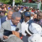 Leonel reparte cajas navideñas