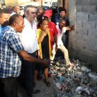 Abinader recibe explicaciones de directivos de la Junta de Vecinos. De inmediato dispuso un operativo de limpieza