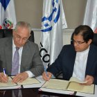 El Embajador Antonio Vargas Hernández y el reverendo doctor Cecilio Espinal Espinal durante la firma del acuerdo DIGECOOM y UCATEBA