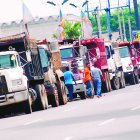 paro nacional   que por 24 horas inició hoy la Federación Nacional del Transporte Dominicano (Fenatrado) en ambos extremos de la avenida Luperón fueron colocados camiones próximo a la sede del local de Fenatrado. Santo Domingo Republica Dominicana. 10 de agosto de 2010. Foto Pedro Sosa