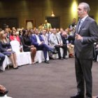 Luis Abinader en el marco de la interacción con los abogados.