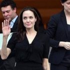 Angelina Jolie habla con primera ministra bangladesí como broche a su viaje