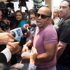 Eliezer Salvador, empresario de bancas de apuesta, muestra las joyas que portaba el expelotero David Ortiz "Big Papi" ayer al momento de ser atacado con un disparo, este lunes en la clínica Abel González, en Santo Domingo (República Dominicana). La Policía Nacional dominicana informó este lunes que profundiza la investigación sobre el caso del el expelotero de Grandes Ligas David Ortiz, quien resultó este domingo herido de bala durante un confuso incidente ocurrido en la zona oriental de Santo Domingo. EFE/Orlando Barría