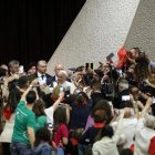 El papa Francisco conversa con 400 niños italianos, afectados por tragedias