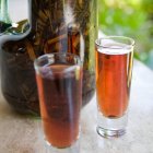 Los agentes policiales decomisaron, además, una mamajuana rellena de palos de marihuana; RD$56,950.00, US$4.00, dos automóviles, dos tijeras, un bolso, dos relojes, una cadena con su medalla, un guillo y dos anillos.