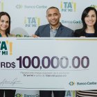  Leonardo Cuello recibe el premio de manos de Yraida Báez, y Xiomy Ramírez.