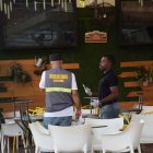 Dial Bar and Lounge, el lugar donde el pasado domingo en la noche atacaron al expelotero de Grandes Ligas, David Ortiz, también es frecuentado por funcionarios y militares.