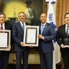 El dir. de la OPTIC, Armando García entregando certificados al ministro de MAPRE, José Ramón Pera