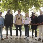 Carlos José Martí y Rosa Rijo junto al equipo fumigador