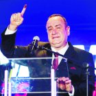 AME6264. CIUDAD DE GUATEMALA (GUATEMALA), 11/08/2019.- El candidato a la presidencia de Guatemala Alejandro Giammattei, habla durante una conferencia de prensa tras los resultados preliminares de las elecciones este domingo, en Ciudad de Guatemala (Guatemala). Con más del 25 por ciento de las mesas escrutadas, el candidato conservador a la Presidencia de Guatemala Alejandro Giammatei sigue en cabeza y consigue el 57,37 por ciento de los apoyos (496.260 votos). Los resultados preliminares del Tribunal Supremo Electoral, que dan cuenta del 26,92 por ciento de las mesas escrutadas (5.680 de un total de 21.099), avanzan que Giammattei, favorito según los sondeos, va en primer lugar por la Presidencia de Guatemala. EFE/ Esteban Biba