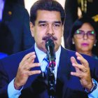 AME5738. CARACAS (VENEZUELA), 21/06/2019.- El gobernante venezolano, Nicolás Maduro (c), habla tras su reunión con la alta comisionada de Naciones Unidas para los derechos humanos, Michelle Bachelet, este viernes en el Palacio de Miraflores, en Caracas (Venezuela). Maduro consideró que la visita de Bachelet fue "buena, al tiempo que se mostró esperanzado en que surjan "nuevas relaciones" entre esta oficina y su Gobierno. EFE/ Miguel Gutiérrez