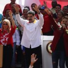 AME4365. CARACAS (VENEZUELA), 20/05/2019.- El presidente de Venezuela, Nicolás Maduro (c), y la primera dama, Cilia Flores (c-i), participan en un acto de gobierno este lunes, en Caracas (Venezuela), para celebrar el primer aniversario de las elecciones de Venezuela, de las que el presidente Nicolás Maduro se proclamó ganador, y que no han sido reconocidas por la comunidad internacional debido a supuestas irregularidades. EFE/ Rayner Peña
