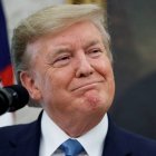 Washington (United States), 22/08/2019.- US President Donald J. Trump delivers remarks prior to awarding the Presidential Medal of Freedom to NBA Boston Celtics legend Robert Cousy during a ceremony in the Oval Office of the White House in Washington, DC, USA, 22 August 2019. Cousy, who played point guard with the Boston Celtics from 1950 to 1963, played in 13 straight NBA All-Star Games and earned six NBA championship rings. (Estados Unidos) EFE/EPA/SHAWN THEW