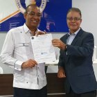 Luis José Chávez junto a Deligne Ascención, de la Comisión Electoral del PRM,  al registrar su precandidatura a diputado