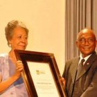 SAN CRISTOBAL.- Definida por el poeta Domingo Moreno Jimenez como  de mezcla de sol y de Angel murió ayer en  la ciudad de San Cristóbal , la distinguida munícipe Solange Pereyra  Barinas .
Barinas quien dedico más de medio siglo a la enseñanza de música especialmente piano llevaba vario años padeciendo serios quebranto de salud que finalmente terminaron con su fructífera existencia la mañana del miércoles  . Solange y Marino.  Hoy/Fuente Externa 11/9/19