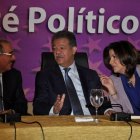 El presidente Medina, Leonel Fernández y Margarita Cedeño dialogan en la reunión del CP del 19 de abril.