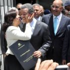 Foto de archivo: Margarita Cedeño muestra a Leonel Fernández su certificación de Vicepresidenta de la Repúblical 
Hoy Pablo Matos 05/06/12