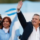 FOTODELDÍA - AME4574. MAR DEL PLATA (ARGENTINA), 24/10/2019.- El candidato a la Presidencia de Argentina, el opositor peronista Alberto Fernández (d), saluda a sus simpatizantes junto a su fórmula a la Vicepresidencia, la expresidenta Cristina Fernández de Kirchner (i), durante el acto de cierre de su campaña este jueves, en Mar del Plata (Argentina). Los seis candidatos a la Presidencia argentina celebran este jueves sus cierres de campaña para las elecciones del próximo domingo en diversos puntos del país, como en Córdoba, donde estará el actual mandatario, Mauricio Macri, y la costera Mar del Plata, escenario elegido por el favorito, el opositor peronista Alberto Fernández. EFE/Juan Ignacio Roncoroni