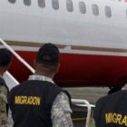 Llegan al país 81 dominicanos repatriados por EEUU