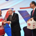 Franklyn Holguín entrega premio