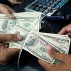 Las remesas enviadas por migrantes a sus países en desarrollo caerán en 20% este año, según el Banco Mundial. Archivo. 