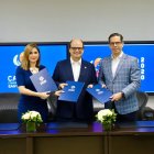 Odile Miniño Bogaert, Antonio Ramos y César Dargam, luego de firmar el acuerdo.