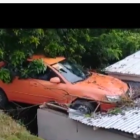  Vehículo encima de su casa